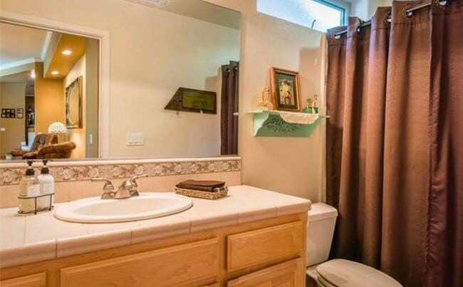 Building Photo - Very large, 4 bedroom 2.5 bath home