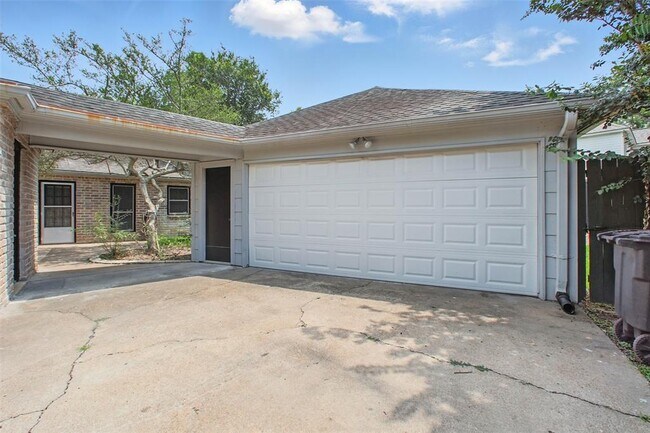 Building Photo - 1302 Dominion Dr