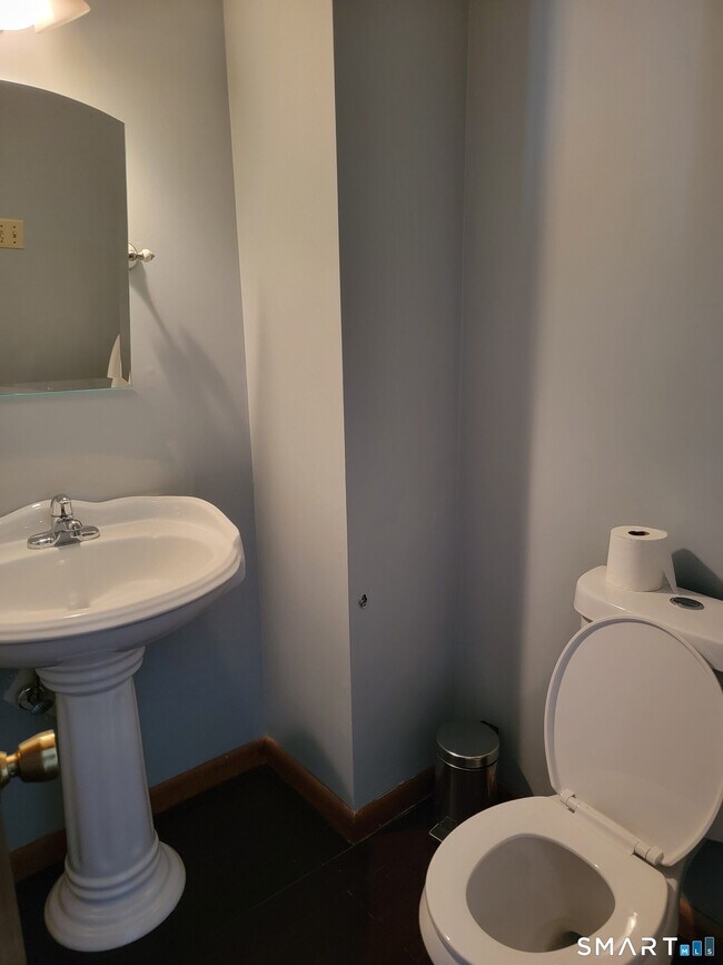 Building Photo - 235 High Ridge Dr