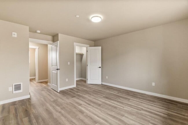 Building Photo - 303 E Broadway Ave