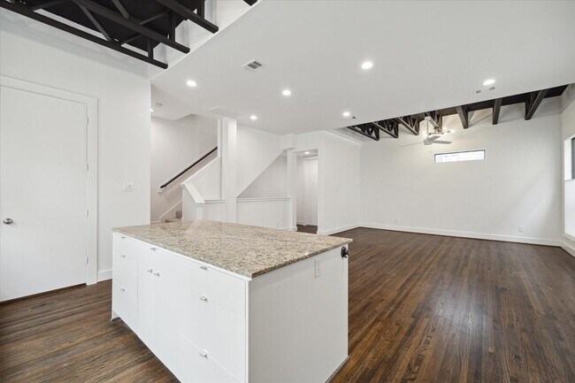 Building Photo - 1105 W 21st St