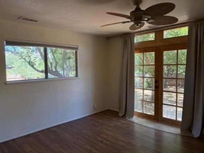 Building Photo - Cozy, West Sedona home with large fenced b...