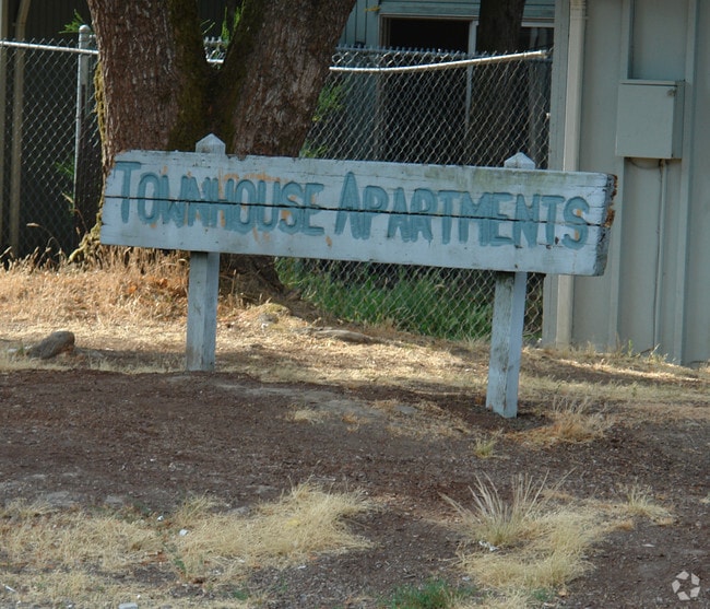 Building Photo - Catalina Apartments