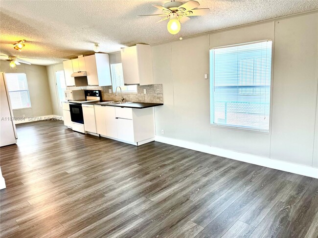 Building Photo - 220 NE 12th Ave