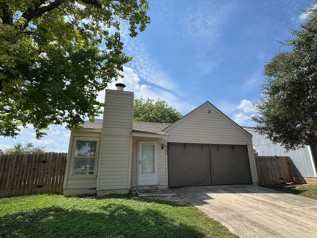 Building Photo - MOVE IN READY 3/2 LOCATED INSIDE 1604/CULE...