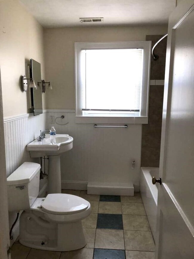 Building Photo - Larchmont