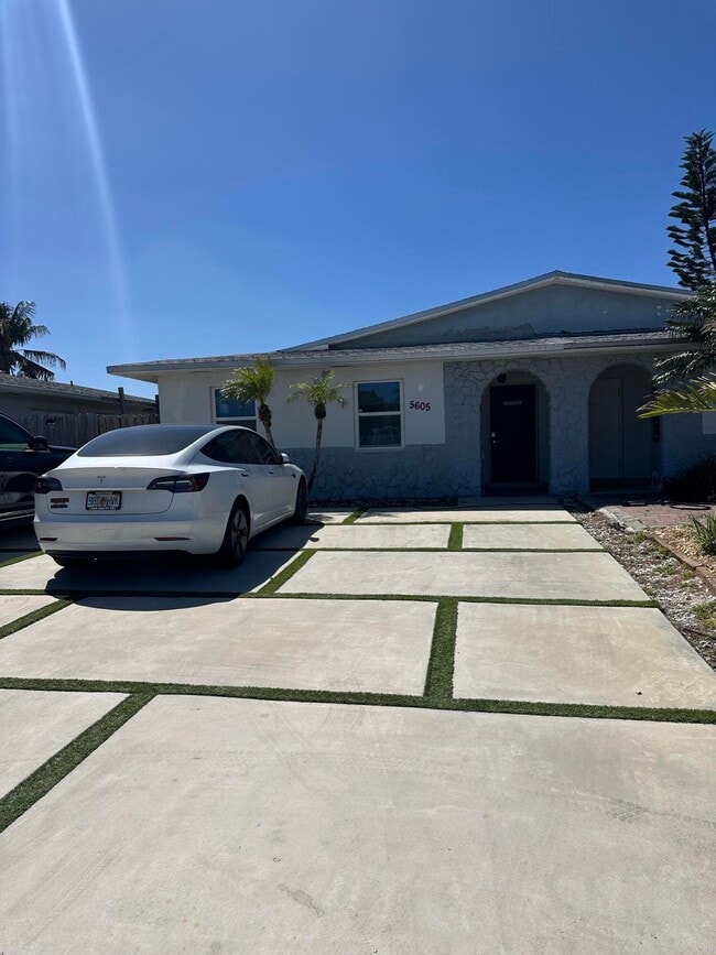 Building Photo - 5605 SW 24th Ave