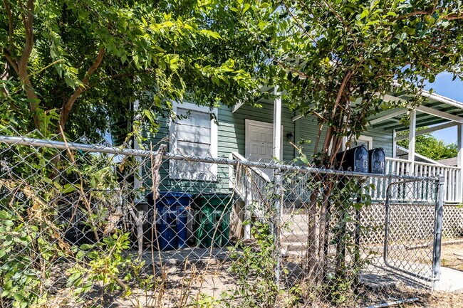 Building Photo - 105 Dewitt St