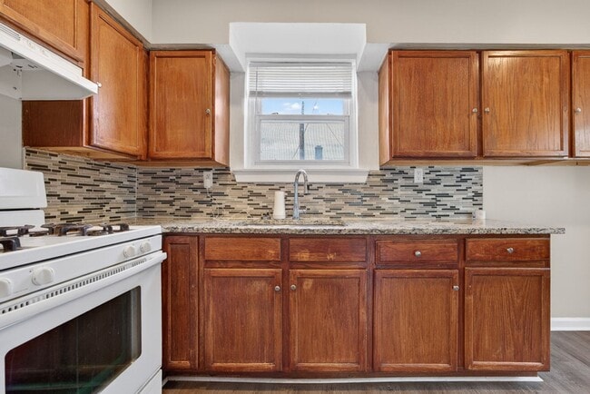 Building Photo - Spacious 3 bed 1.5bath Brick Colonial **Open House Sat June 6th from Noon to 1pm**