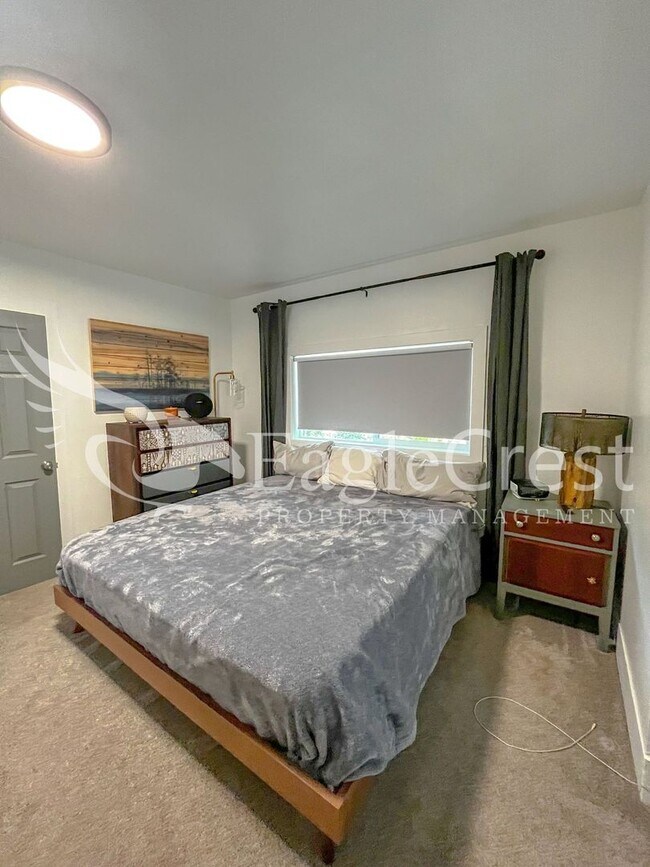 Building Photo - A Timeless & Elegant 2 Bedroom 1 Bathroom Single Family Home