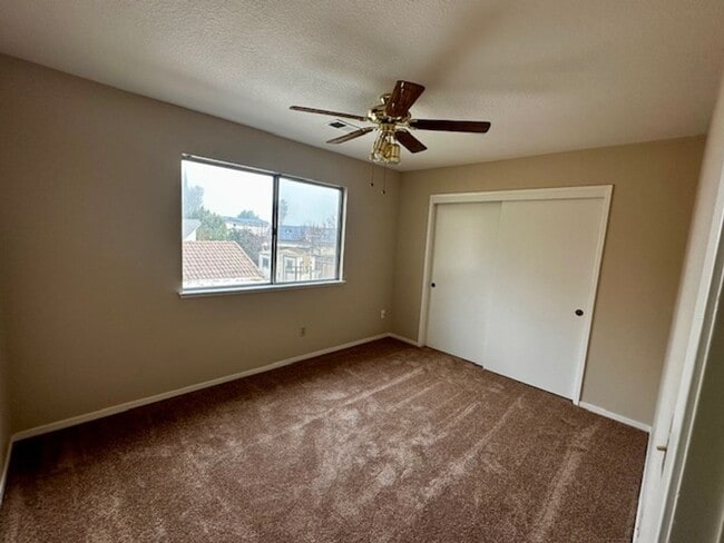 Building Photo - 4 bedroom 3 bathroom in Tracy