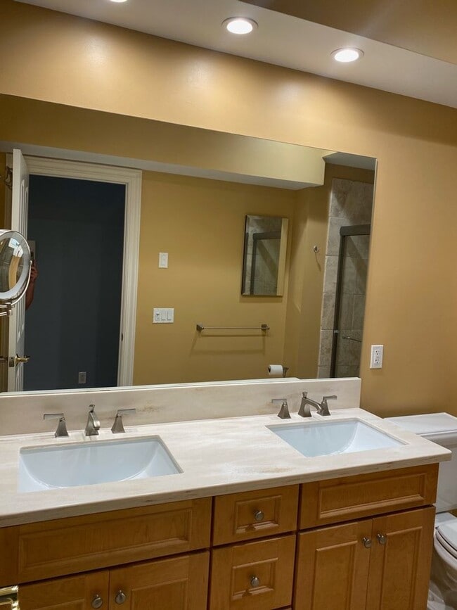 Building Photo - Spacious Townhouse Steps from Tarrytown Wa...