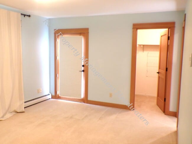Building Photo - 5 Bedroom 2-1/2 Bath House for Rent