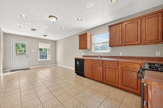 Building Photo - 24615 Amberleaf Ct