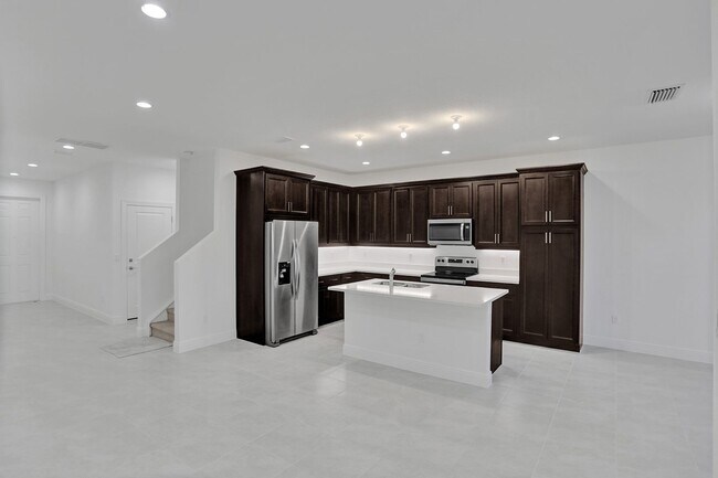 Building Photo - 585 Sanderling Cir