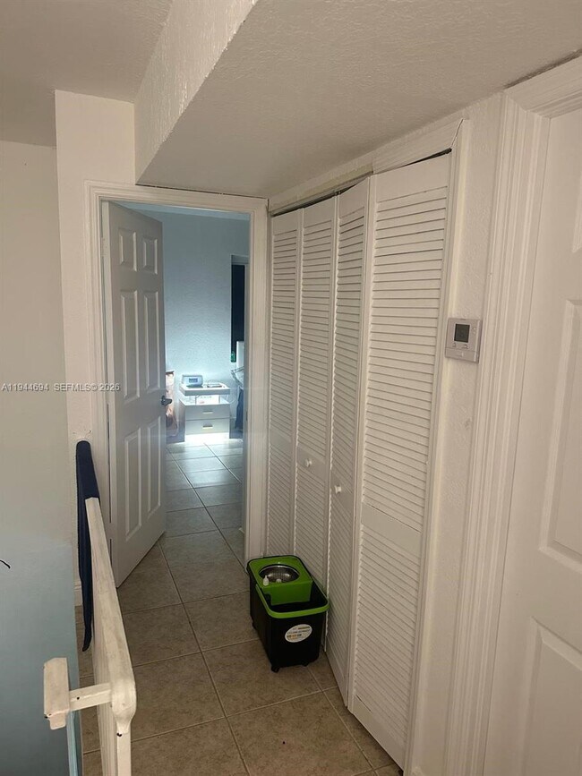 Building Photo - 984 W 40th St