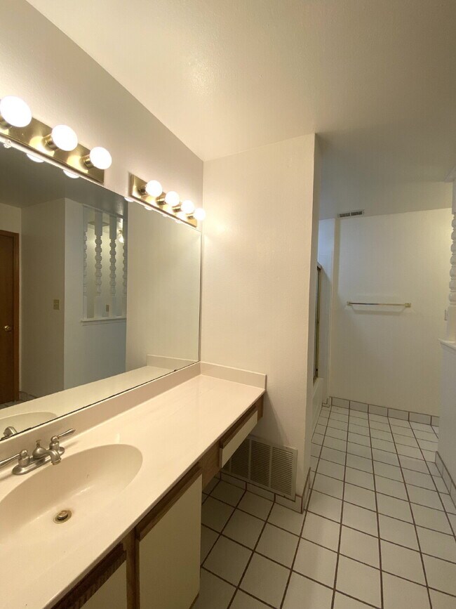 Building Photo - 1BR/1Bath Condo w/Single Car Garage