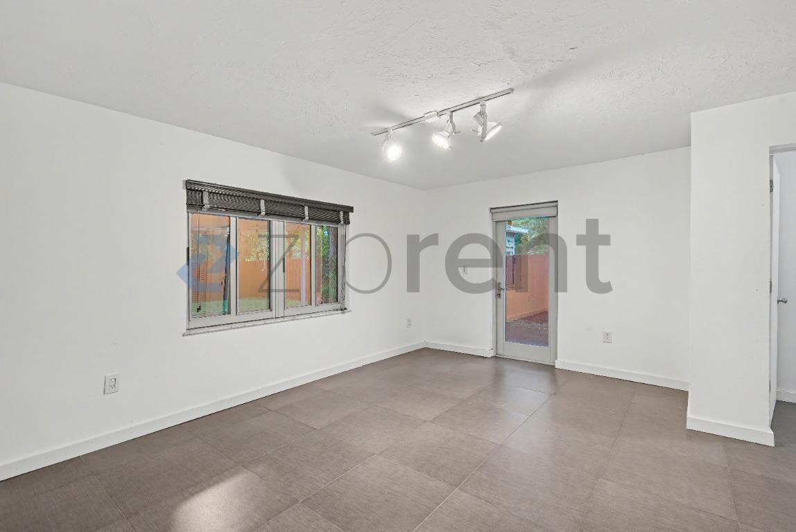 Building Photo - Unit