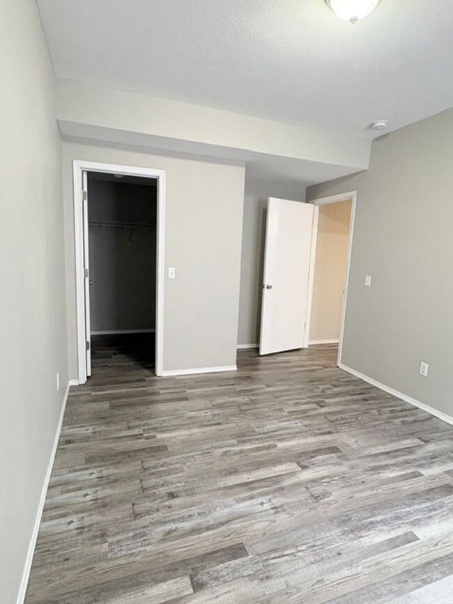 Building Photo - Ozark~ 4 bedroom walkout basement duplex for rent!