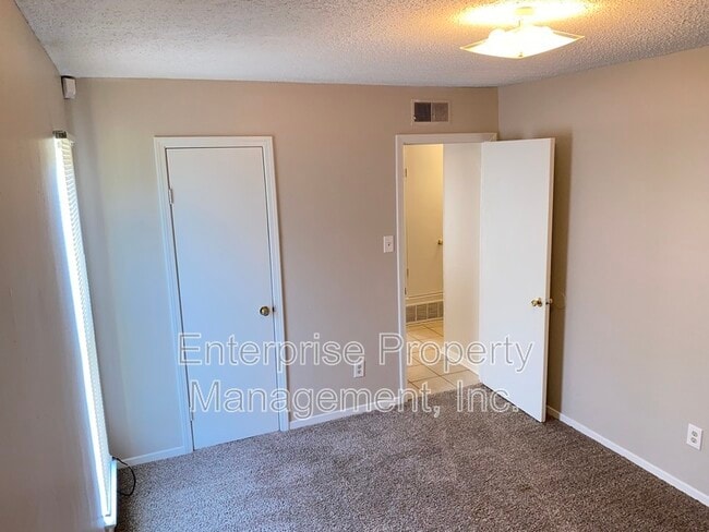 Building Photo - 4381 Howardcrest Dr