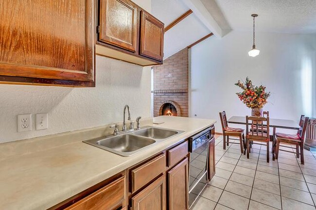 Building Photo - 4886 Maureen Cir