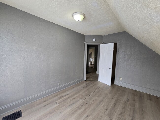 Building Photo - 211 Manson St