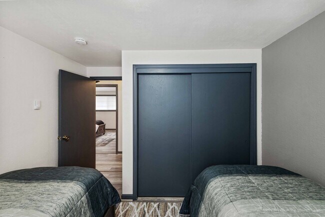 Building Photo - GORGEOUS 3 Bedroom (+BONUS ROOM!) 2 Bath Home with RV/Boat storage near beaches and shopping!