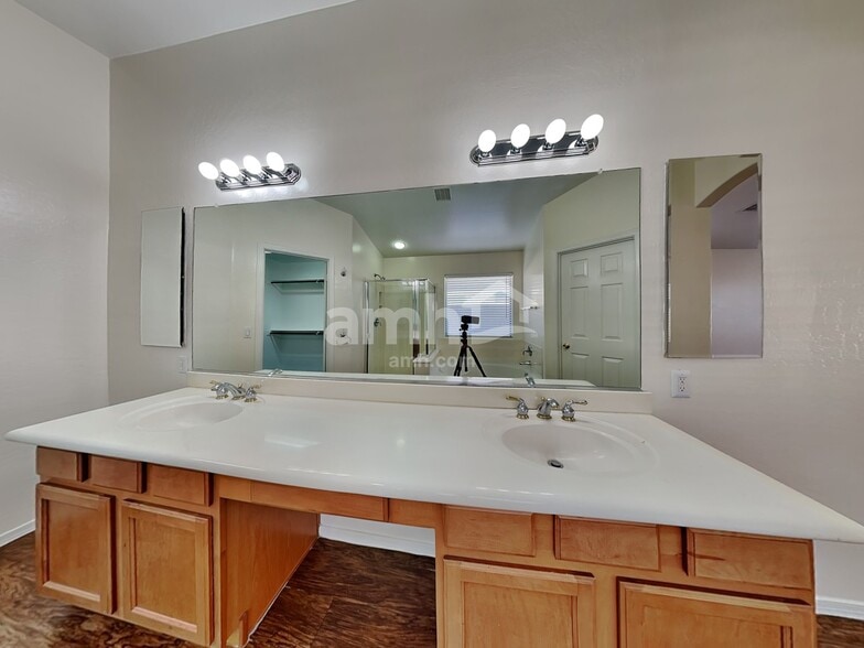 Building Photo - 1926 S 85th Ave