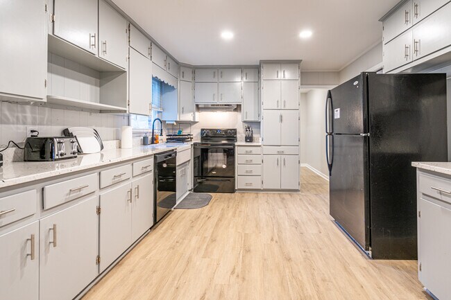 Building Photo - 804 Vestavia Pl SE