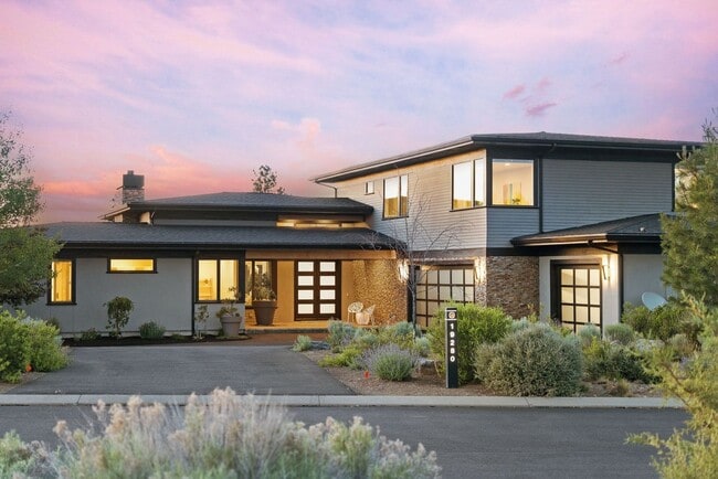 Building Photo - Beautiful home in the gated community of Tetherow