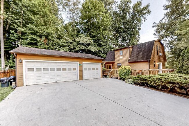 Building Photo - 247 Lakeview Ln