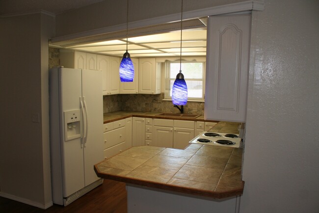 Building Photo - Massive 3 bedroom duplex with living room ...