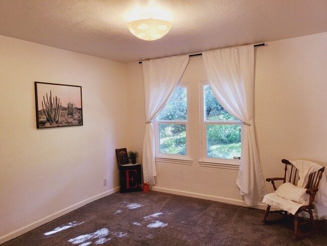 Building Photo - Charming Single Family Home