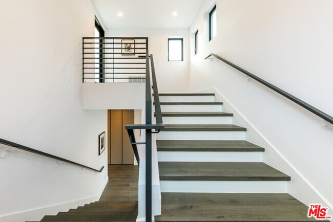 Building Photo - 2030 Talmadge St