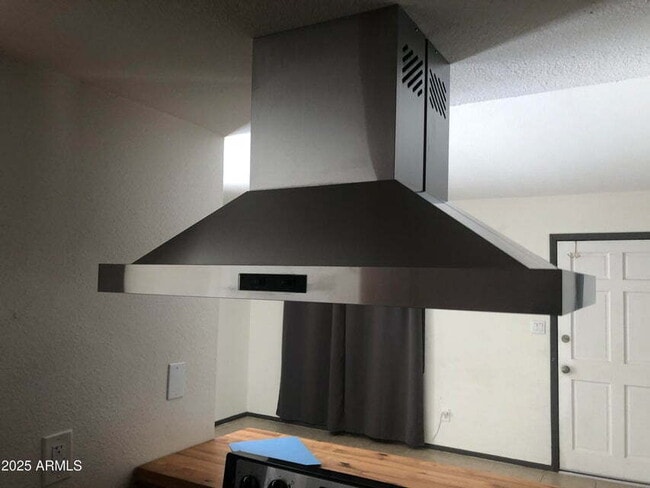 Building Photo - 2 Story Townhouse,  3 Bedroom, 1 Bathroom,...