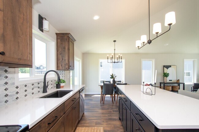 Building Photo - 4 Bed 3 Bath Single Family Home
