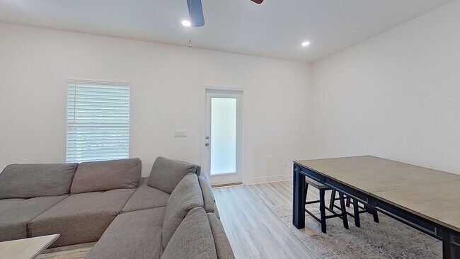 Building Photo - Beautiful 3/2.5 Townhouse