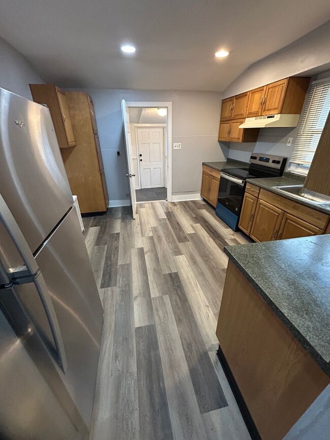 Building Photo - Vaccancies