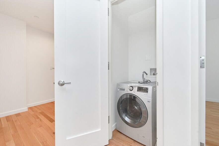 Building Photo - Spacious One Bedroom with Two Balconies