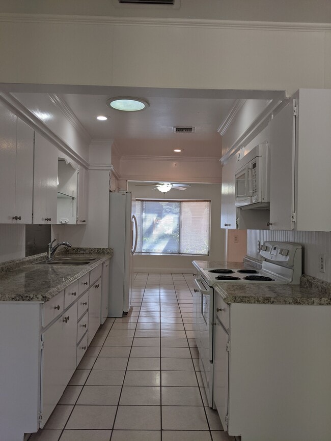 Building Photo - 8 S Arcturas Ave