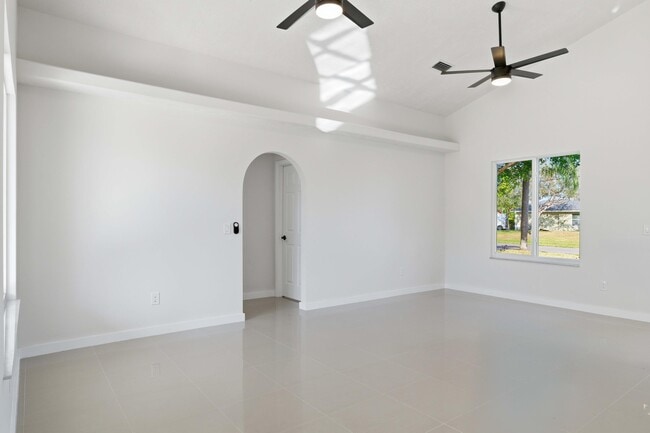 Building Photo - 3031 SE Galt Cir