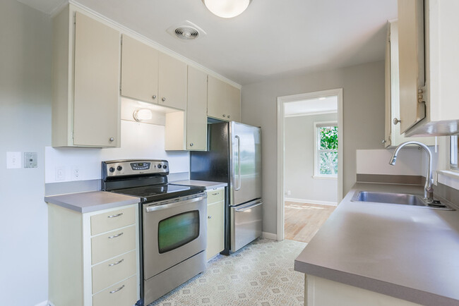 Building Photo - Light and Bright West Seattle Charmer in H...