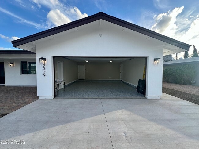 Building Photo - 2329 E Enrose St