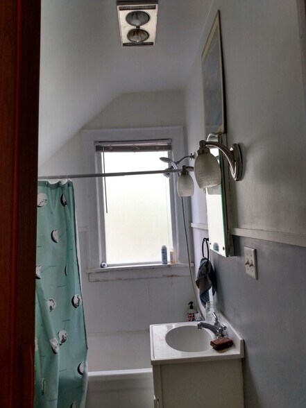 Building Photo - 112 S 5th St