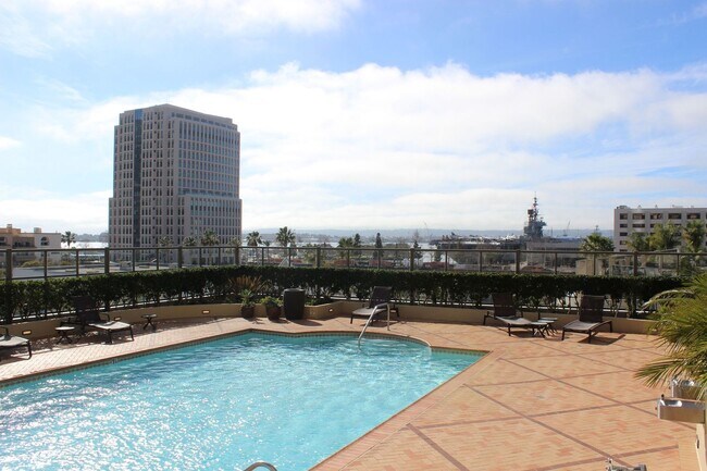 Building Photo - Stunning 2B+Den/2BA Condo in Downtown San ...