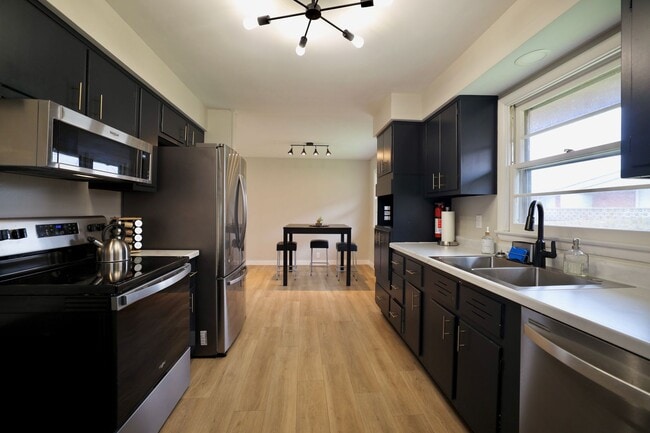 Building Photo - 1534 N Woodburn Ave