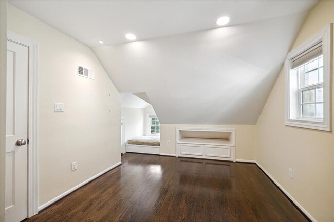 Building Photo - 2927 Robinhood St
