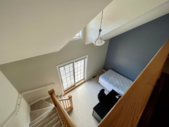 Building Photo - 3-bedroom, 2.5 bathroom partially furnished home in Saint Joseph