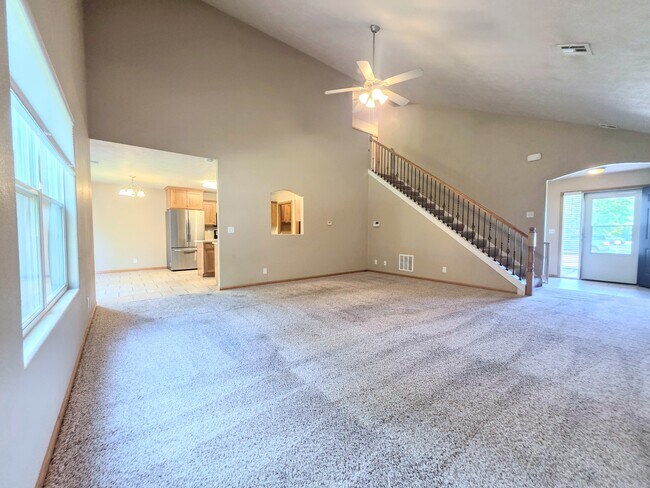 Building Photo - 606 Highland Ridge Dr