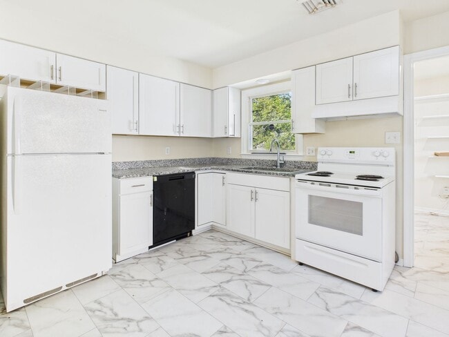 Building Photo - 818 Winnetka Ave